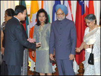 मनमोहन सिंह अन्य नेताओं के साथ