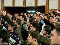 برخی حاضران در جريان سخنرانی محمد خاتمی در روز دانشجو به سر دادن شعارهايی عليه وی پرداختند