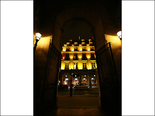 本來就已經古色古香的建築物打上燈光後更顯華麗。