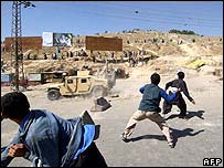 حمله تظاهرکنندگان خشمگين به خودروی آمريکايی در کابل