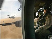 Irak üzerinde uçan Amerikan askerleri