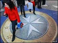 Calçada decorada com o euro em Malta