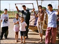 Crianças catam papel com os pais em Porto Alegre