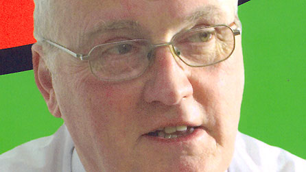 Wyn Melville Jones ar glawr y llyfr