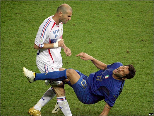 Zidane reacciona a las agresiones verbales de Materazzi