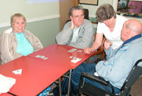 Nellie Burns ac Owen Davies gydag aelodau eraill Grŵp Anabledd Amlwch