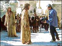 Mel Gibson (dir.) dirige Jim Caviezel em cena de filme sobre a paixão de Cristo