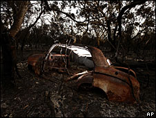 Xe hơi cháy rụi