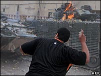 سنگ اندازی به سوی نيروهای بريتانيايی