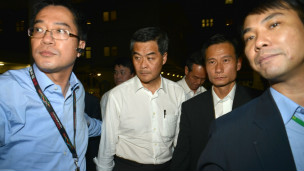 梁振英前往医院探视伤者