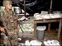 Kolombiyalı asker kokain tozunun bulunduğu bir depoda