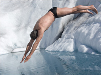 Lewis Gordon pula na água gelada