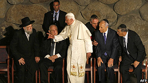 Bento 16 se reuniu com sobreviventes do Holocausto em Jerusalém durante visita (AFP/Getty)