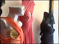 Comerciantes tiveram que serrar os seios de manequins