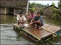 Người làng ở Poornia ngồi trên bè