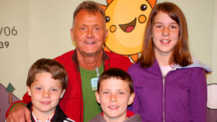 Y Cyfarwyddwr Ken Hughes gyda thri o'r plant sy'n ymddangos yn y sioe cynradd, Ela, Rhys a Gwion