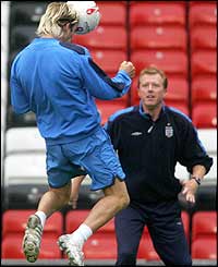 ديويد بکهام با مربی تيم ملی بريتانيا تمرين می کند