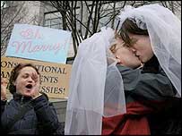 Mulheres comemoram casasamento em San Francisco com beijo