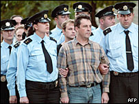 Espiões russos escortados por vários policiais