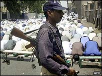 پليس در مسجدی در کراچی