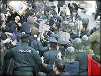 تظاهرات مقابل سفارت اتريش