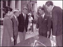 พระบรมฉายาลักษณ์พระบาทสมเด็จพระเจ้าอยู่หัวและสมเด็จพระนางเจ้าฯ พระบรมราชินีนาถ ระหว่างการเสด็จเยือนอังกฤษ