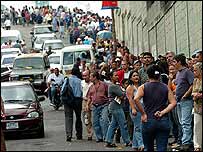 Vila em zona eleitoral na Venezuela