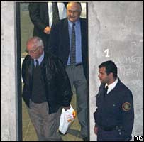 O coronel José Nino Gavazzo (centro no alto) deixa a corte em Montevidéu, Uruguai