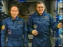 آئی ایس ایس کمانڈر مک آرتھر (دائیں)