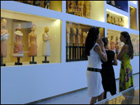 Convidados vêem exposição na inauguração do 'Espaço Brasil' em Paris/Foto: Ricardo Esteves