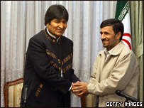 O presidente da Bolívia, Evo Morales, é recebido pelo presidente do Irã, Mahmoud Ahmadinejad, em Teerã