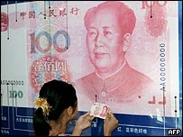 Yeni gösteren afiş önünde bir kadın