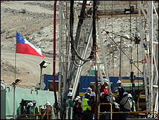 Imagen de una plataforma de extracción petrolera en el campamento la Esperanza