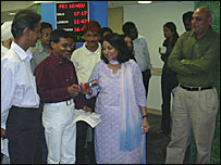 पुरस्कार देतीं अचला शर्मा और संजीव श्रीवास्तव