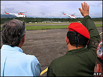 Kirchner e Chávez observam partida de helicópteros