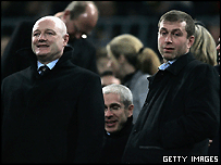 پیتر کنیون (چپ) با رومن آبراموویچ