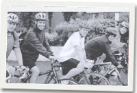 Huw Waters, Ifan Gwilym, Huw Morgan Jones o Langefni, Dafydd Loughran ac Ifan Rees ar eu beics