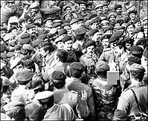 صدام حسين در ميان سربازان