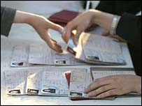 Руки з бюлетенями