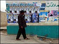Posters eleitorais nos muros em Bagdá