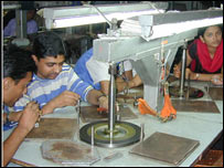 हीरा तराशते कारीगर