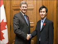 Nguyễn Tiến Trung đã sang Canada và gặp Thủ tướng Stephen Harper để vận động cho nhân quyền ở Việt Nam trước khi ông Harper đi Hà Nội dự APEC