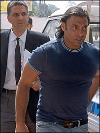 شعیب اختر اپنے وکیل کے ہمراہ