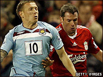 Craig Bellamy trong một pha dẫn bóng