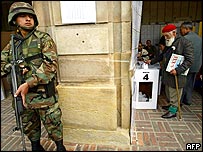 Militares as urnas após o término da votação