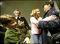 Emily é recebida pelos donos ao chegar aos EUA