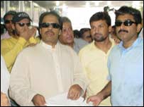 زلزلے کے متاثرین کی مدد میں مصروف کھلاڑی