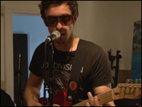 Гитарист и пејач од француски состав