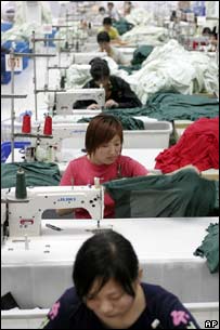 Funcionárias chinesas costuram roupas para exportação