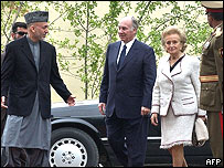 حامد کرزی در حال استقبال رسمی از برنادت شيراک همسر رييس جمهور فرانسه و کريم آقا خان رهبر اسماعيليه